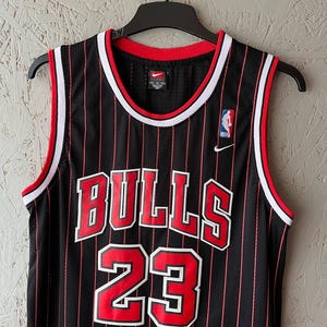 Maglia vintage di Michael Jordan dei Chicago Bulls, Nike Team Pinstripe nera e rossa, numero 23 NBA Swingman, con cuciture, taglia M, rara, anni '90, abbigliamento sportivo da basket. immagine 3