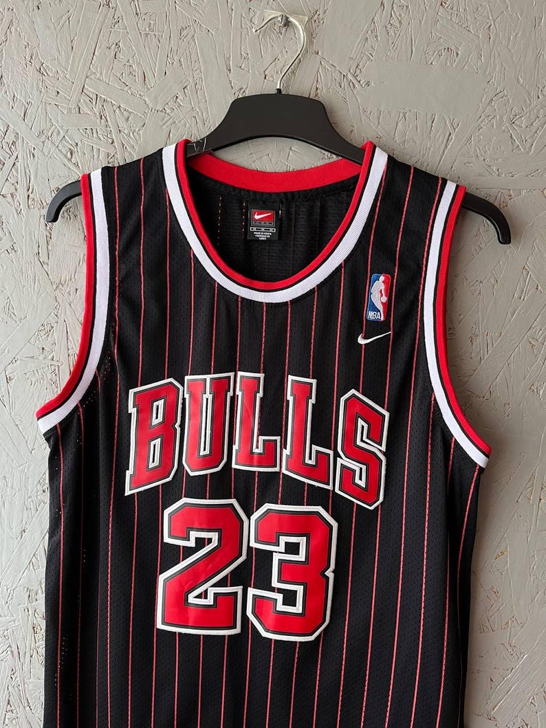 Maglia vintage di Michael Jordan dei Chicago Bulls, Nike Team Pinstripe nera e rossa, numero 23 NBA Swingman, con cuciture, taglia M, rara, anni '90, abbigliamento sportivo da basket. immagine 3