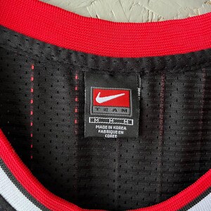 Maglia vintage di Michael Jordan dei Chicago Bulls, Nike Team Pinstripe nera e rossa, numero 23 NBA Swingman, con cuciture, taglia M, rara, anni '90, abbigliamento sportivo da basket. immagine 12