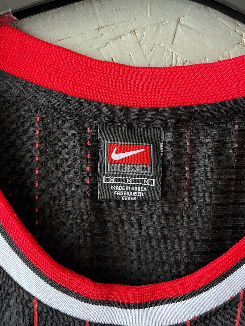 Maglia vintage di Michael Jordan dei Chicago Bulls, Nike Team Pinstripe nera e rossa, numero 23 NBA Swingman, con cuciture, taglia M, rara, anni '90, abbigliamento sportivo da basket. immagine 12