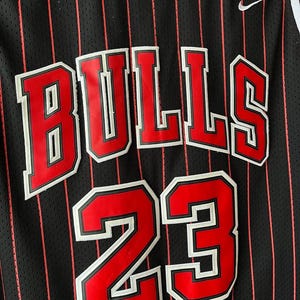 Maglia vintage di Michael Jordan dei Chicago Bulls, Nike Team Pinstripe nera e rossa, numero 23 NBA Swingman, con cuciture, taglia M, rara, anni '90, abbigliamento sportivo da basket. immagine 4