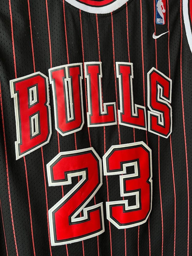 Maglia vintage di Michael Jordan dei Chicago Bulls, Nike Team Pinstripe nera e rossa, numero 23 NBA Swingman, con cuciture, taglia M, rara, anni '90, abbigliamento sportivo da basket. immagine 4