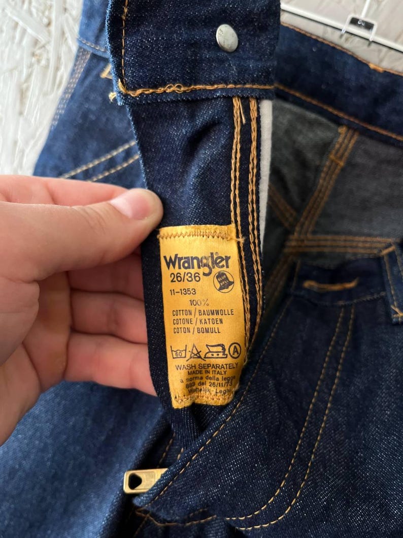 Vintage 80-tals WRANGLER Dam Cowboy Western USA Denim Jeans Arbetsbyxor Läderlapp Logotyp Storlek 26 x 36 Färg Marinblå Indigo bild 10