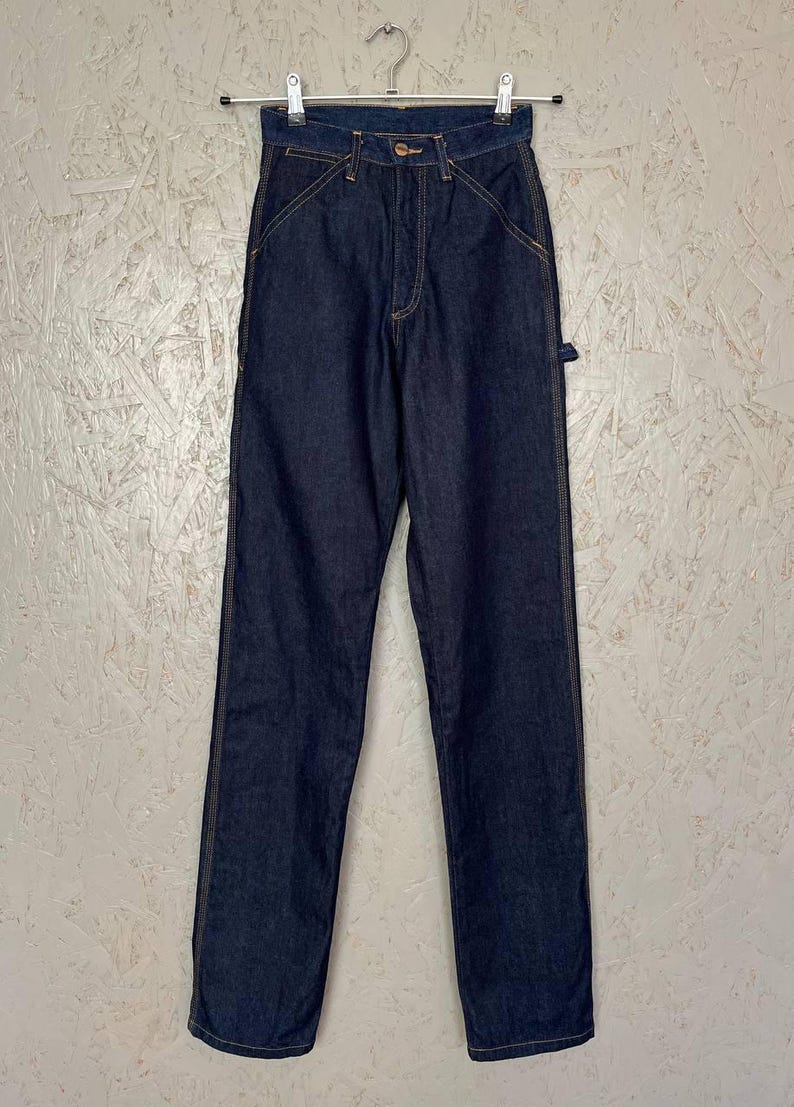 Vintage 80-tals WRANGLER Dam Cowboy Western USA Denim Jeans Arbetsbyxor Läderlapp Logotyp Storlek 26 x 36 Färg Marinblå Indigo bild 6
