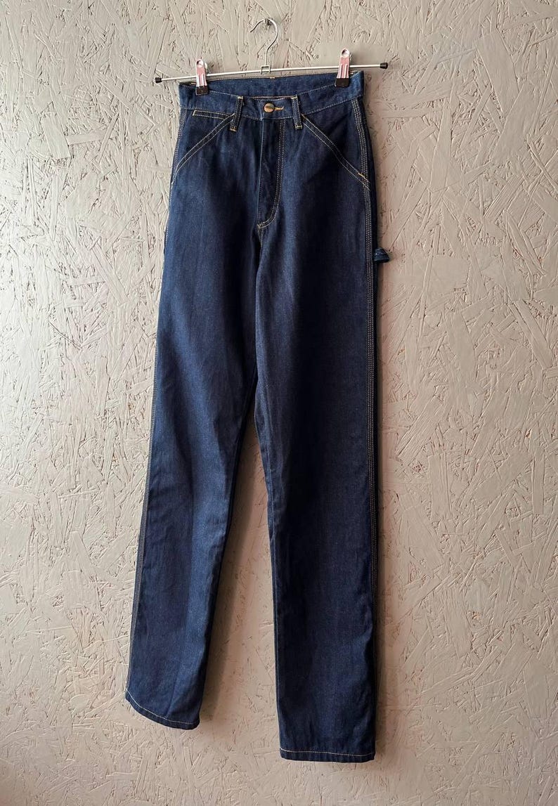 Vintage 80-tals WRANGLER Dam Cowboy Western USA Denim Jeans Arbetsbyxor Läderlapp Logotyp Storlek 26 x 36 Färg Marinblå Indigo bild 5