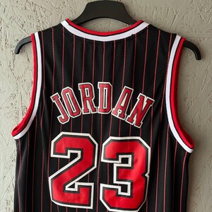 Maglia vintage di Michael Jordan dei Chicago Bulls, Nike Team Pinstripe nera e rossa, numero 23 NBA Swingman, con cuciture, taglia M, rara, anni '90, abbigliamento sportivo da basket. immagine 10