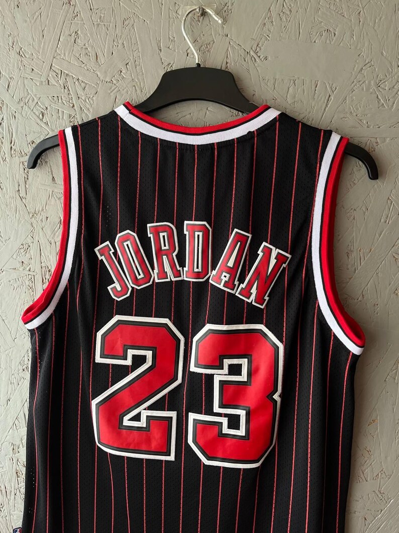 Maglia vintage di Michael Jordan dei Chicago Bulls, Nike Team Pinstripe nera e rossa, numero 23 NBA Swingman, con cuciture, taglia M, rara, anni '90, abbigliamento sportivo da basket. immagine 10