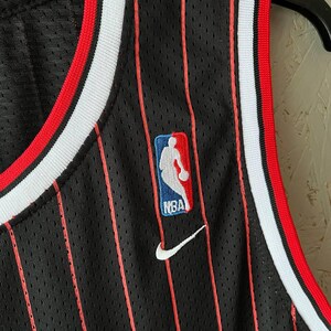 Maglia vintage di Michael Jordan dei Chicago Bulls, Nike Team Pinstripe nera e rossa, numero 23 NBA Swingman, con cuciture, taglia M, rara, anni '90, abbigliamento sportivo da basket. immagine 5