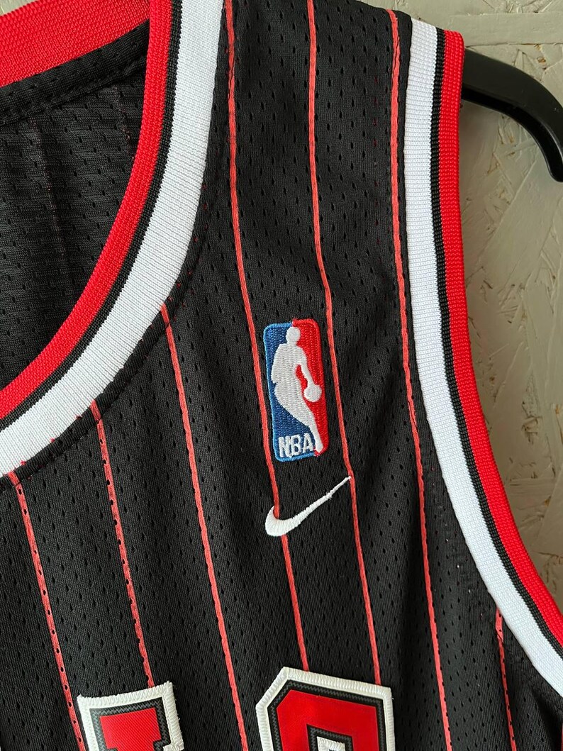 Maglia vintage di Michael Jordan dei Chicago Bulls, Nike Team Pinstripe nera e rossa, numero 23 NBA Swingman, con cuciture, taglia M, rara, anni '90, abbigliamento sportivo da basket. immagine 5