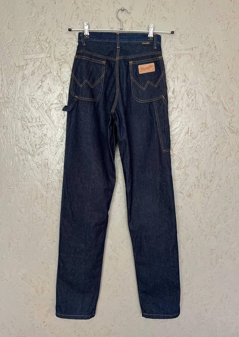 Vintage 80-tals WRANGLER Dam Cowboy Western USA Denim Jeans Arbetsbyxor Läderlapp Logotyp Storlek 26 x 36 Färg Marinblå Indigo bild 7