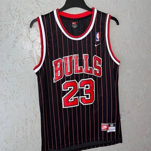 Maglia vintage di Michael Jordan dei Chicago Bulls, Nike Team Pinstripe nera e rossa, numero 23 NBA Swingman, con cuciture, taglia M, rara, anni '90, abbigliamento sportivo da basket. immagine 2
