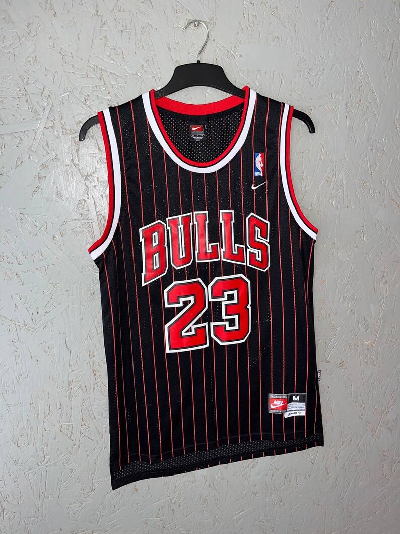 Maglia vintage di Michael Jordan dei Chicago Bulls, Nike Team Pinstripe nera e rossa, numero 23 NBA Swingman, con cuciture, taglia M, rara, anni '90, abbigliamento sportivo da basket. immagine 2
