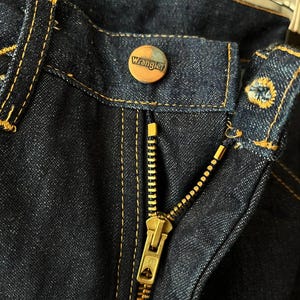 Vintage 80-tals WRANGLER Dam Cowboy Western USA Denim Jeans Arbetsbyxor Läderlapp Logotyp Storlek 26 x 36 Färg Marinblå Indigo bild 9