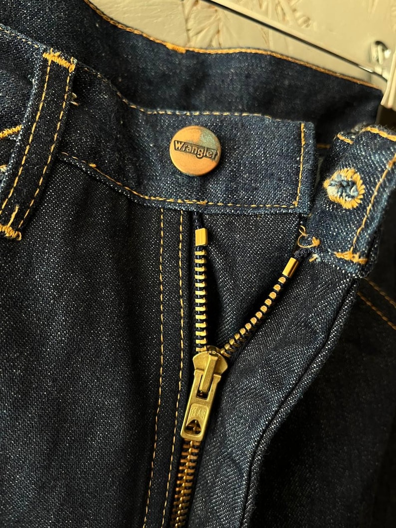 Vintage 80-tals WRANGLER Dam Cowboy Western USA Denim Jeans Arbetsbyxor Läderlapp Logotyp Storlek 26 x 36 Färg Marinblå Indigo bild 9