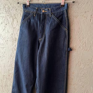 Vintage 80-tals WRANGLER Dam Cowboy Western USA Denim Jeans Arbetsbyxor Läderlapp Logotyp Storlek 26 x 36 Färg Marinblå Indigo bild 3