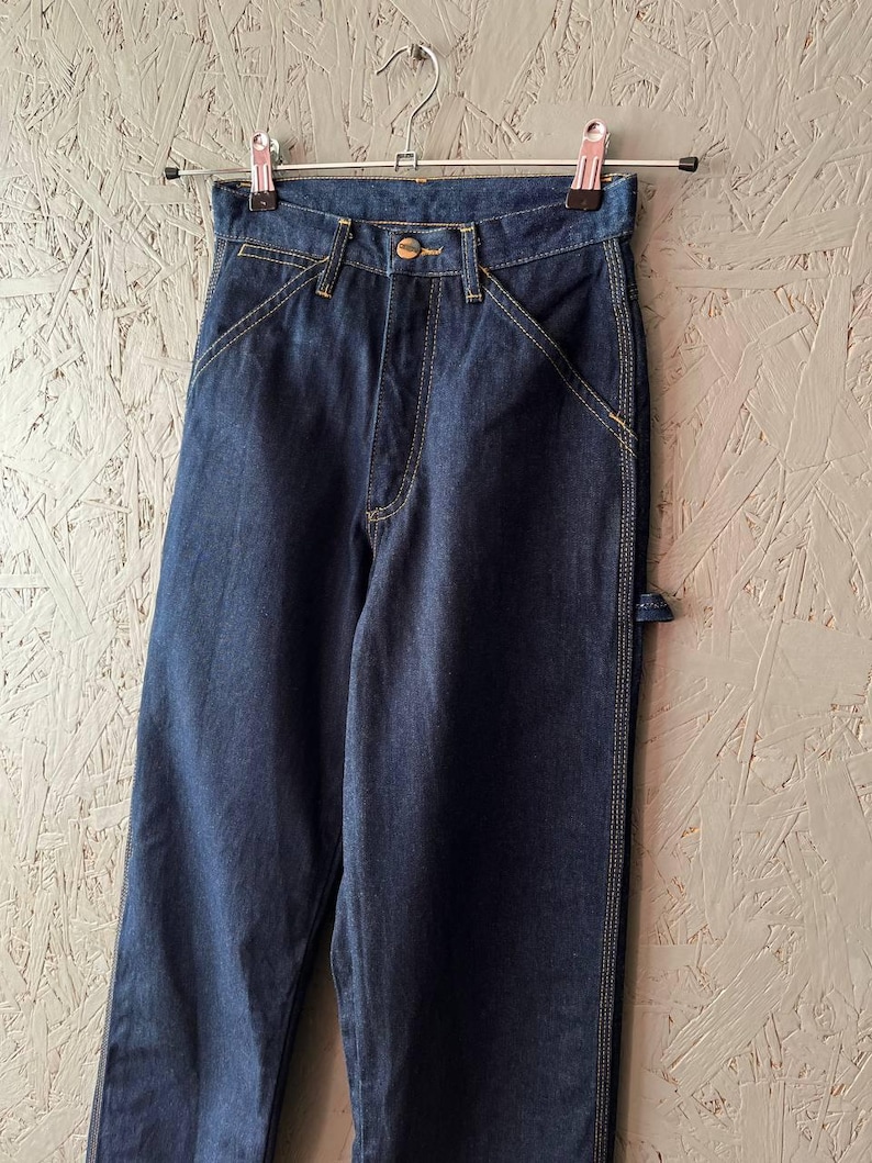 Vintage 80-tals WRANGLER Dam Cowboy Western USA Denim Jeans Arbetsbyxor Läderlapp Logotyp Storlek 26 x 36 Färg Marinblå Indigo bild 3