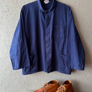 Vintage 80-90-tals FRIENDSHIP Fransk arbetsjacka Kina Ytterkläder Indigo Kappa Arbetskläder Chore Jacka Storlek 54-L Färg Blå