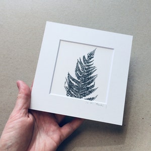 Stampa monotipo foglia di felce. Opera d'arte monostampa botanica ispirata alle piante della foresta - Minimalista - Bracken - Natura monostampa.