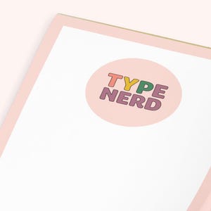 Notatnik magnetyczny Type Nerd dla grafików i miłośników typografii, 40 stron, odrywany, klejony