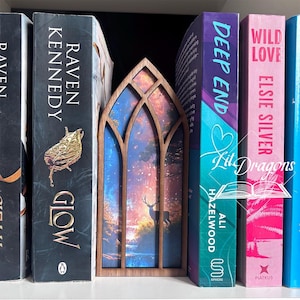 Fantasy Stag Window Book Hook: Handgjord bokhylledekoration i trä