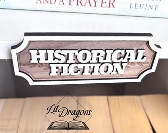 Ręcznie robiony drewniany znak na półkę z historyczną fikcją