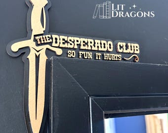 Dekoracje książkowe Klubu Desperado, gadżety dla fanów Carla z Dungeon Crawler, tak zabawne, że aż boli, drewniana nakładka na drzwi w formacie 3D