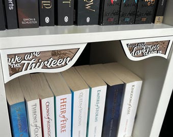 Throne of Glass Bücherregal Schild: Manon, We Are The Thirteen - Lizenz SJM Birkenholz Dekor
