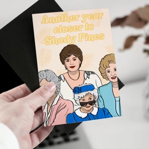 Tarjeta de felicitación de cumpleaños con pinos dorados y sombreados / Albi Arts /