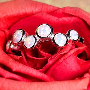 Australischer weißer Opalring, Sterlingsilber, 925er Silber, Minimalistischer Ring, Stapelbarer Ring, Zart, Multisteinring