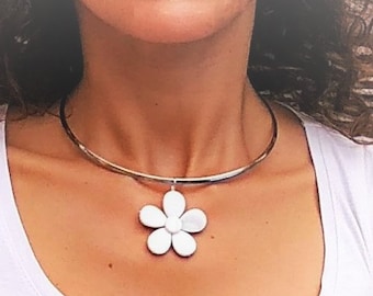 White Mother of Pearl necklace in elegant pure white color,white choker necklace pendant,white mother of pearl pendant,pendant flower white
