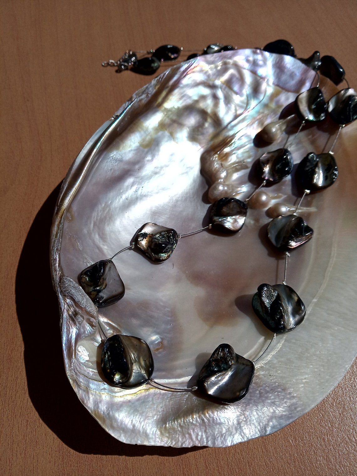 Pendentif Caméo Coquillage Arc-en-ciel – Nacre Noire, Agate, Thème Dragon