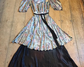 1930年代のシルキーサテンペイズリー柄のロング丈レイヤードイブニングドレス。肩はルーシュ、カウルネック。