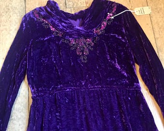 1940年代頃の紫のベルベットで装飾されたカウルネックのイブニングマキシドレス