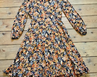 1970年代のハンドメイドの上質なコットン素材を使用した花柄フィット＆フレアミディ丈ティードレス