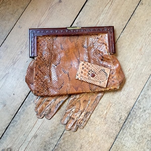 Bolso de mano grande con diseño de serpiente de pitón, década de 1930 y 1940, con guantes y asa de madera.