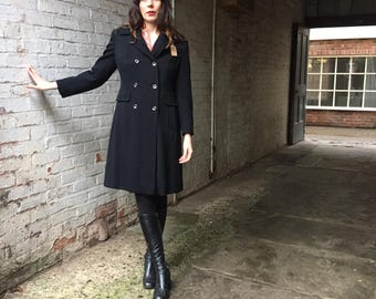 1960年代のブラックダブルブレストドーチェスターコート