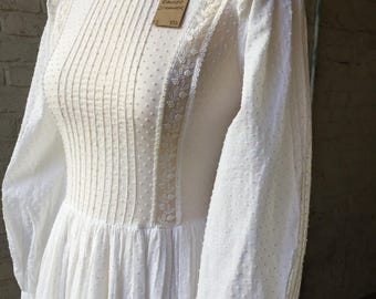 1970年代のスイスドット柄ロマンティックプレーリーマキシドレス　ローラアシュレイパターン