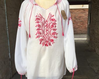 ルーマニア・ハンガリーの綿製民族衣装ブラウス、赤い刺繍入り