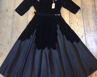 1940年代頃のベルベットレーヨンカットアウトイブニングドレス（刺繍入りカラー＆ベルト付き）