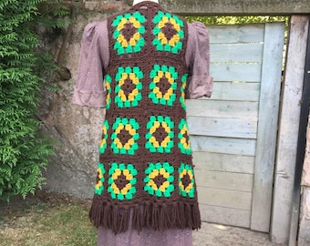 1970年代風のクールなクロシェ編みのヒッピーベスト