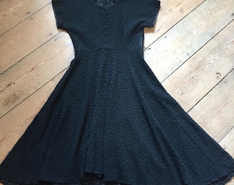 1940年代のブラックレースフィット＆フレアドレス