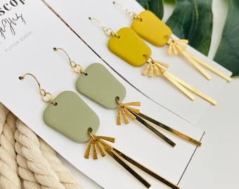 Matte saliegroene en mosterdgele hangertjes met franjes | Statementoorbellen van polymeerklei