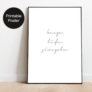 Könnte beinhalten: Schwarz-weißes druckbares Poster mit dem Text "keep life simple" in kursiver Schrift.