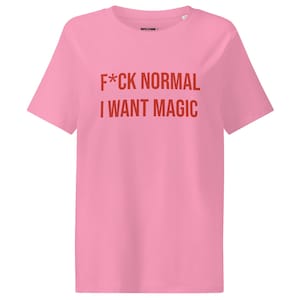 Könnte beinhalten: Ein pinkfarbenes T-Shirt mit dem roten Text "F*CK NORMAL I WANT MAGIC". Das Shirt hat kurze Ärmel und einen Rundhalsausschnitt. Der Markenname "OOPS! STUDIO" ist oben aufgedruckt.