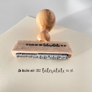 Holzstempel „Ein bisschen mehr ERNST täterätäte uns gut“ – Lustiger Spruch-Stempel für DIY-Projekte, Karten, Bullet Journals & Tags
