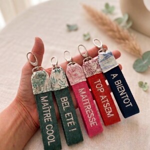 Porte clé personnalisé  brodé avec prénom, initiales ou monogramme, dragonne en toile de jouy, sangle en coton tressé et mousqueton metal