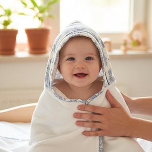 Gepersonaliseerde badcape met geborduurde babynaam, badcape van biologische bamboe badstof en toile de Jouy-stof, voor na het badderen