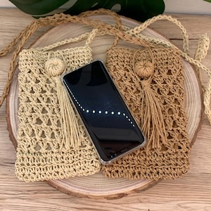 Mobile phone pouch, mini vintage shoulder bag, in braided rope of crocheted raffia, with pompom.