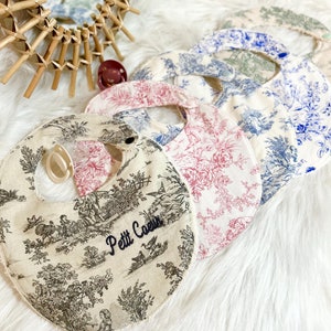 トワルドジュイのパーソナライズされたベビーよだれかけ、刺繍よだれかけ、手作りのバンダナよだれかけ、パーソナライズされたベビーギフト、出産ギフト