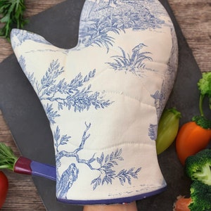 Kitchen glove in 100% cotton French Toile de Jouy and heat-resistant lining Bleu clair -2